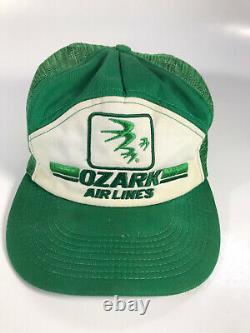 Casquette de baseball vintage OZARK Air Lines des années 80 avec patch en filet de camionneur et snapback, fabriquée aux États-Unis.