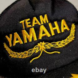 Casquette de camionneur en maille vintage de l'équipe Yamaha avec logo de l'entreprise de course de moto sur le capuchon de vélo