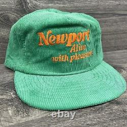 Chapeau de camionneur à pression en velours côtelé vert 'Vintage Newport Alive With Pleasure'