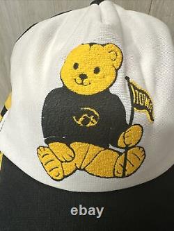 Chapeau de camionneur à trois bandes Vtg RARE Iowa Hawkeyes SnapBack jaune avec impression en relief de l'ours