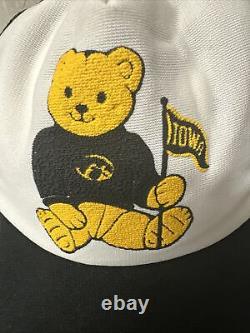 Chapeau de camionneur à trois bandes Vtg RARE Iowa Hawkeyes SnapBack jaune avec impression en relief de l'ours