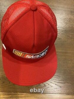 Nascar Vtg Red Mesh 3 Stripe Snapback Chapeau De Camionneur Rare Fabriqué Aux États-unis. Tn