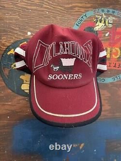 Vintage Oklahoma Sooners 3 Stripe Trucker Hat Fabriqué Aux États-unis