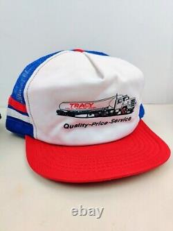 Vtg USA MADE 3 Stripe Tracy Oil Gas Trucker Hat Snapback Cap Vintage NOS New would be translated to: Casquette de camionneur Vtg USA MADE 3 Stripe Tracy Oil Gas Snapback Cap Vintage NOS Nouveau.